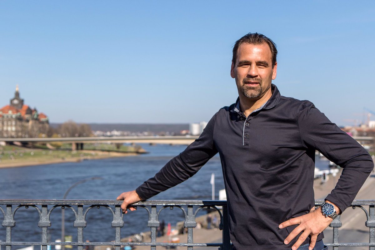 DynamoDresden's tweet photo. Alles Gute zu dynamischen 53 Jahren, lieber Ulf! 😊 #Kirsten #Ehrenspielführer #DynamoLegende #Goalgetter #Nachwuchsförderer #sgd1953 https://t.co/eYgj0FQOYv