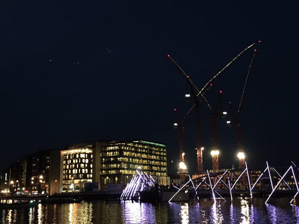 Onderweg naar <a href="/OBAmsterdam/">OBA</a> voor jurering van foto’s fotowedstrijd <a href="/Refugee_Talent/">Refugee Talent Hub</a> ism <a href="/nrc/">NRC</a> &amp; <a href="/humanityhouse/">Humanity House</a>: wordt leuk!