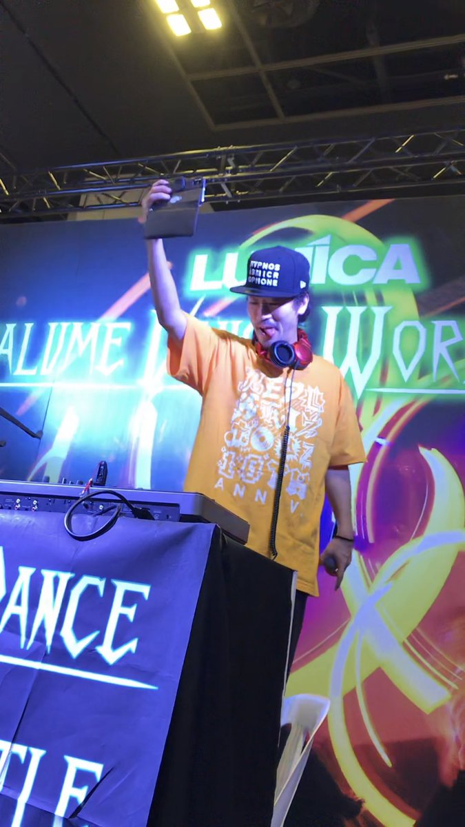 Anp_Ina's tweet photo. DJをしてるけいたんさんは、笑顔がキラッキラしてて、全身で音の楽しさを見せてくれる。
お客がいい反応すると、とても嬉しそうで楽しそうで、それがまたこちらも嬉しくて楽しくて、相乗効果の世界平和。
けいたんさん大好き！

#C3AFASG18
#定期的に来る衝動を叫ぶ https://t.co/ZaXuOhf39J