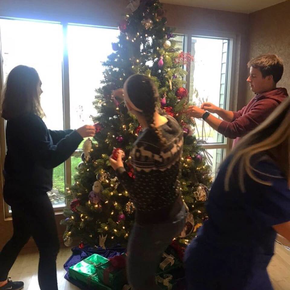 There’s no better way to de-stress before finals than to help bring the holiday spirit to those in need! So grateful for ProMedica Ebeid Hospice for allowing us to come back and help decorate the facility😍🎄