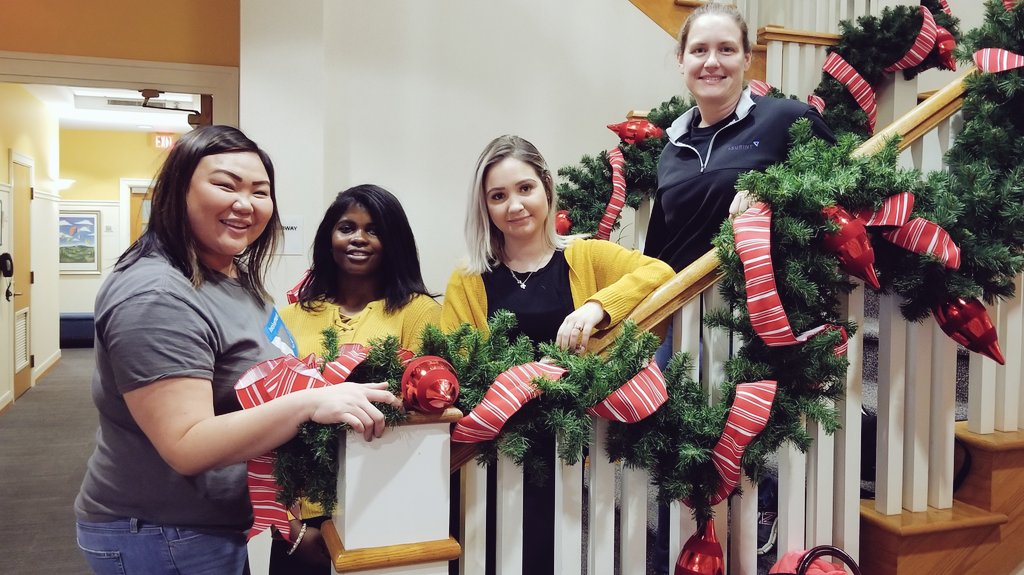 professionalhue's tweet photo. @VerifyEveryHire decorated cookies with the kids and families at the @ClevelandRMH last night and it was so rewarding. Putting smiles on the kids' faces fills your heart. #tistheseason #Asurint #communityoutreach #lovemycompany #philanthropy #volunteering https://t.co/ujzVtwatvX