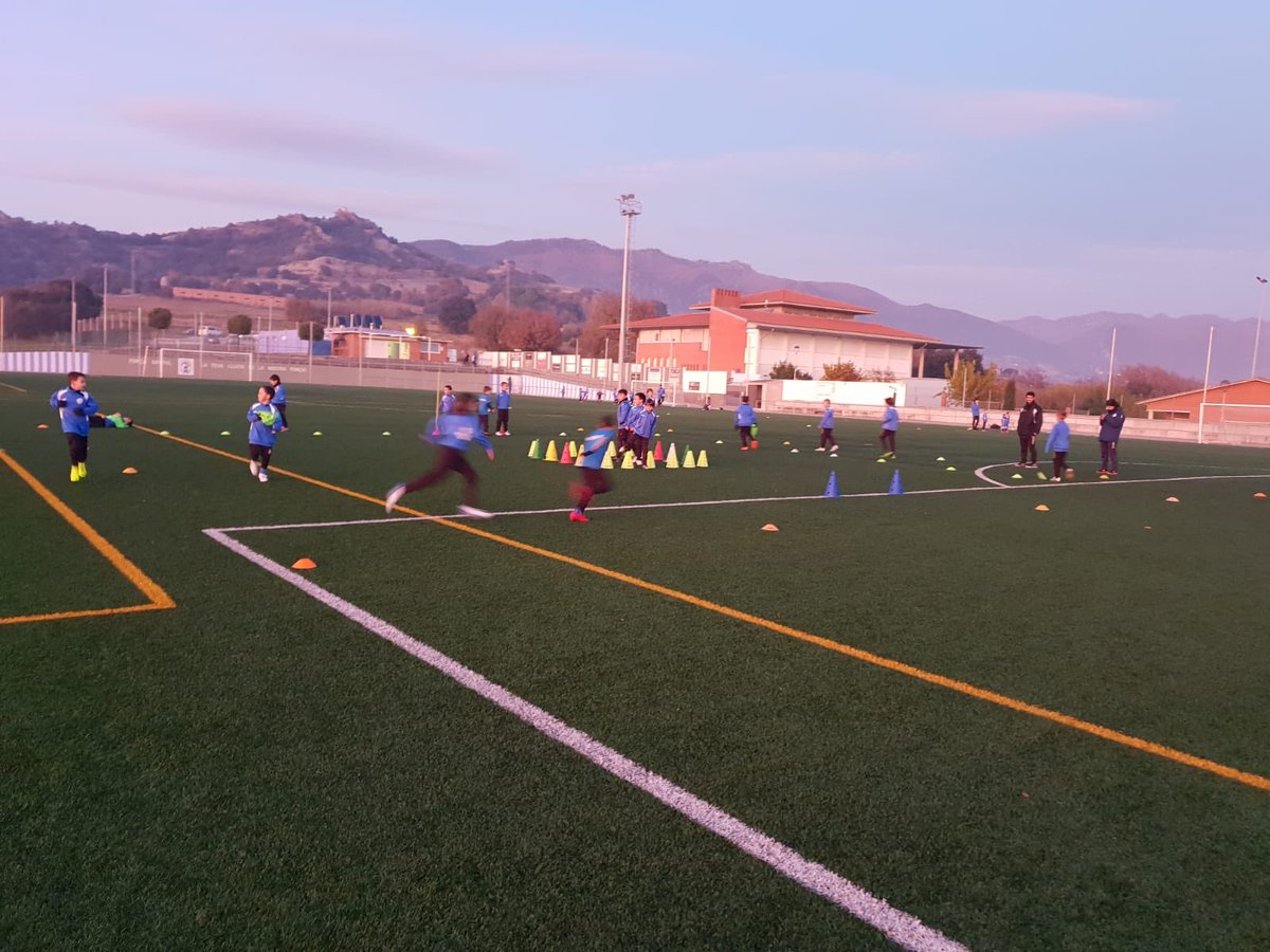 UEsantvicenc's tweet photo. Avui els benjamins fan un entrenament conjunt. 💪🏻
El futbol son valors, companyerisme, unitat, amistat! 

#SomhiSantvi
Som un club unit! 🍍🍍 https://t.co/nlYUtMxzI9
