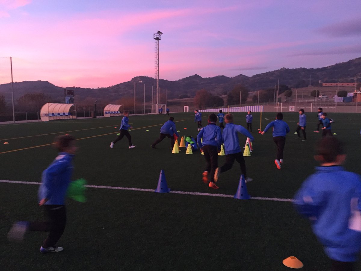 UEsantvicenc's tweet photo. Avui els benjamins fan un entrenament conjunt. 💪🏻
El futbol son valors, companyerisme, unitat, amistat! 

#SomhiSantvi
Som un club unit! 🍍🍍 https://t.co/nlYUtMxzI9