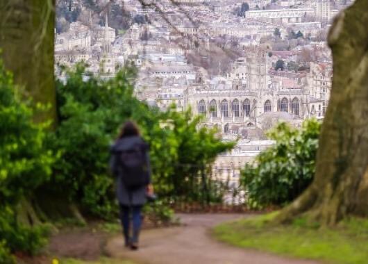 As well as being famous for its beautiful architecture, Bath has a number of stunning parks and gardens to explore and relax in. From listening to live music from the band stand in #ParadeGardens, to treading in the path of #JaneAusten in #SydneyGardens. bit.ly/2ISSaV0