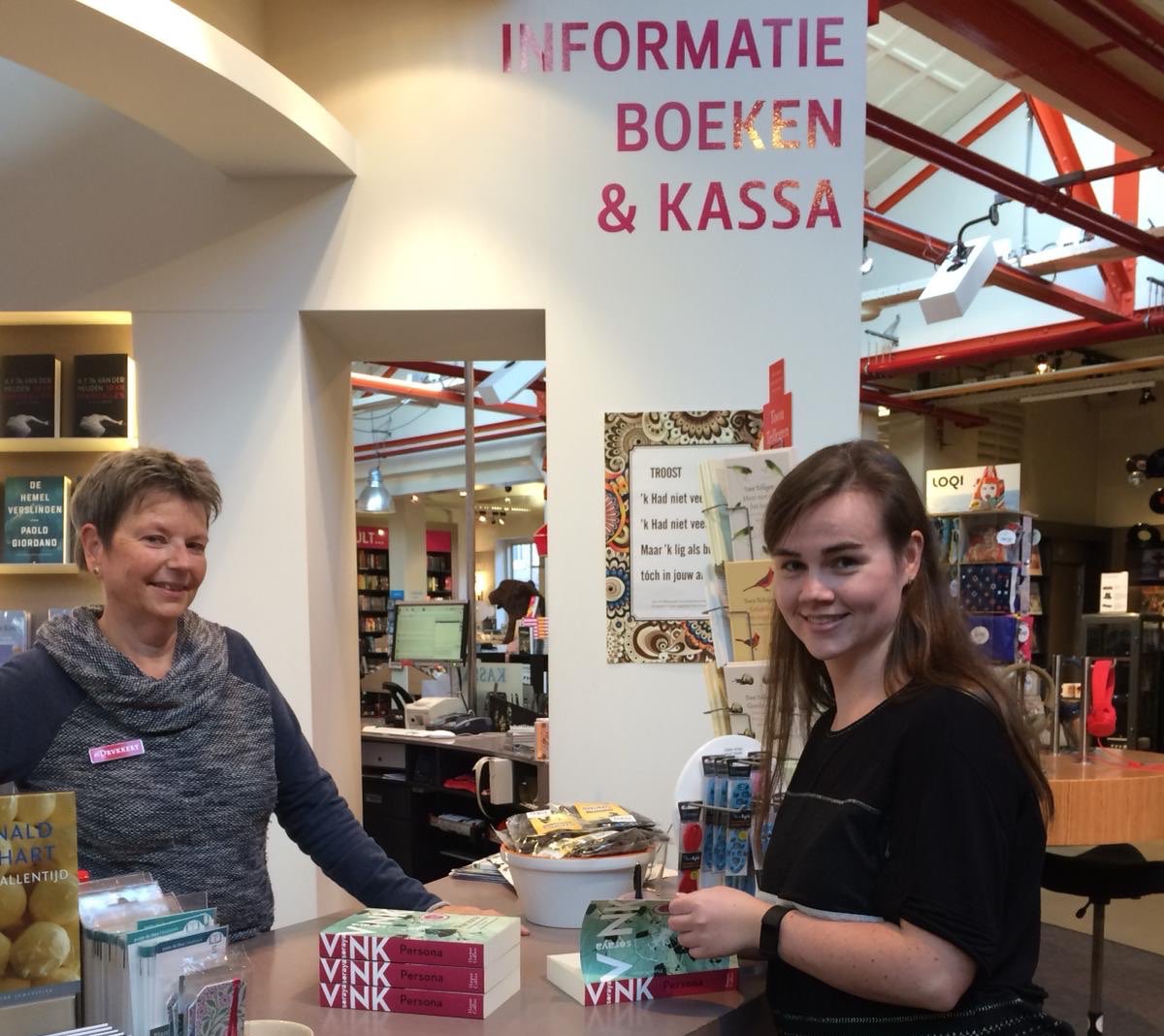 Laatste stop voor #Persona 📖 was de @Drvkkery in Middelburg. Wat een leuke ontmoeting met @MoniqueEskens! In deze prachtige boekwinkel liggen nu ook gesigneerde exemplaren.