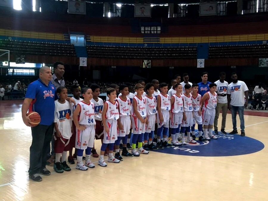 MegaPagePR's tweet image. Tras 10 años de ausencia, El Club de Baloncesto Huracanes de Fraigcomar visitó Cuba para participar del vigésimo cuarto Encuentro Latinoamericano de Baloncesto Infantil, torneo invitacional que reúne múltiples clubes de países del área hispano parlante.  megapagepr.com/index.php?idno…