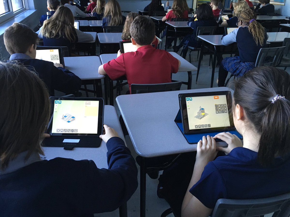 Manonrollin's tweet photo. On code à @CPNF_Outaouais AVEC @CPNF111 POUR #HourOfCode https://t.co/wb95gTRcd2