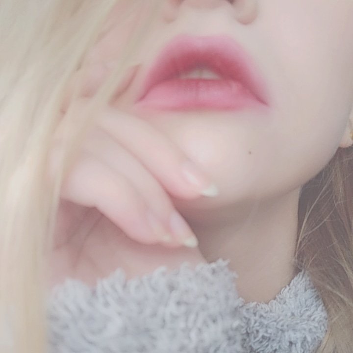 aesthetichoe_96's tweet photo. 겨울은 여기에 있다
#burgundylips #gradientlips #blushed #softmakeup #softpale #cute #kawaii #cozy #winter #blonde #blueyes #ukrainiangirl #selfie #photography #mood #foggy https://t.co/PqDOY0zcNE