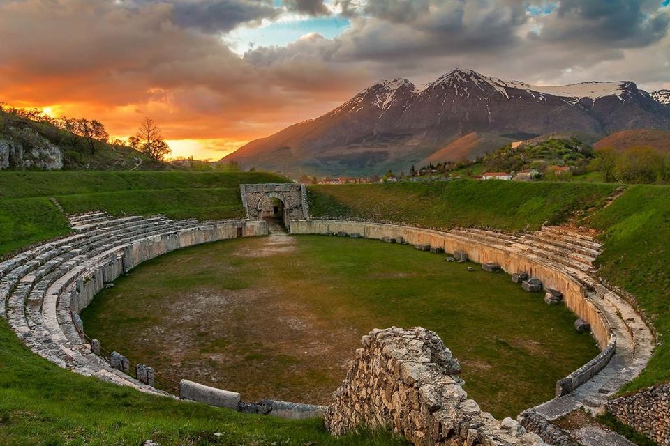 Entdeckt die Top Ten der schönsten Ortschaften in den Abruzzen im Herbst! Kennt ihr schon die alte römische Stadt Alba Fucens, die am Fusse des Monte Velino liegt? Dort könnt ihr die Reste des Thermalbad, sowie die Mosaiken und die Herren- und Frauen Baeder absuchen. 
#Tourismus