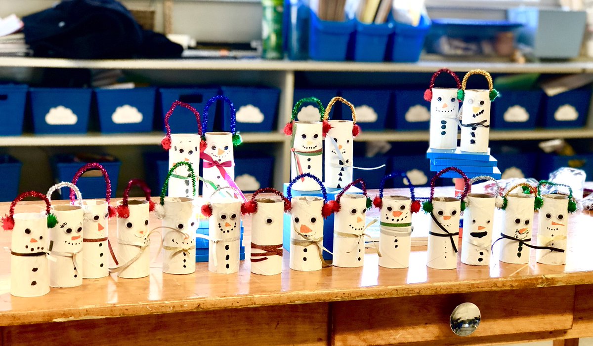 Our class made the cutest little snowmen ornaments to help decorate for the @SenBuchanan Snowflake Ball on Thursday! 💙⛄️