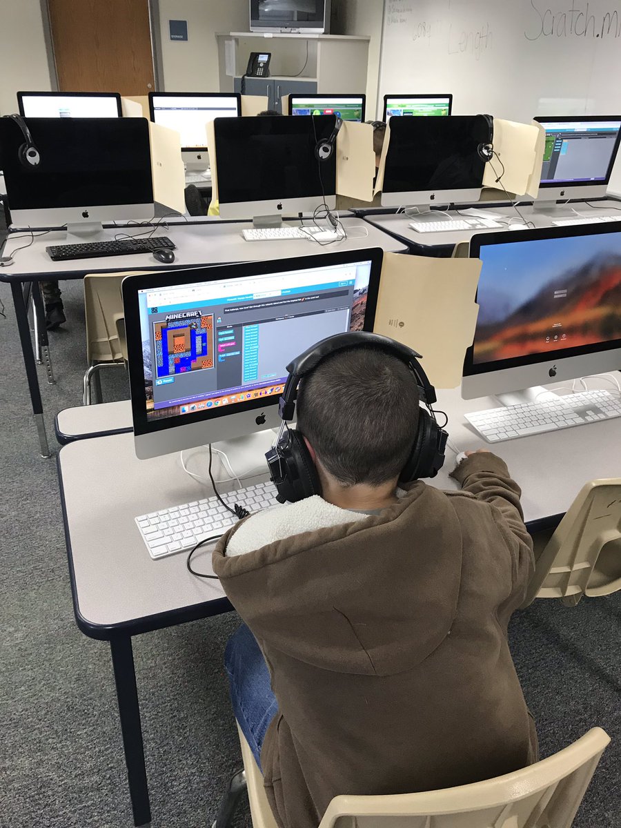 TAHarville's tweet photo. Hour of Coding!! 💻@edhodgesesmisd #hourofcode2018 #HornetsMakeItHappen https://t.co/udf1xZ0YDD
