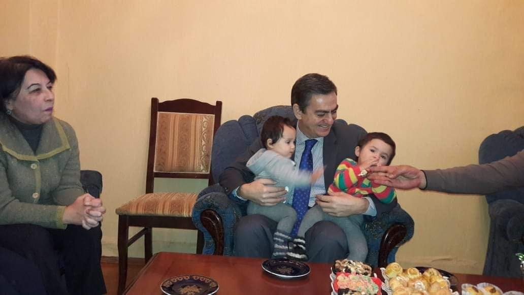 AliKarimli's tweet photo. Dostumuz, əqidədaşımız, siyasi məhbus Aqil Əli Məhərrəmin 30 yaşını əkiz qızları və ailəsilə birlikdə qeyd etdik. Aqil bəyin ailəsi möhkəmdir, ona arxadır. Valideynləri fəxr edirlər ki, Aqil bәy artıq tək onların yox, bütövlükdə xalqımızın övladıdır. Ad günün mübarək, əziz dost! https://t.co/2bxx13Gizw