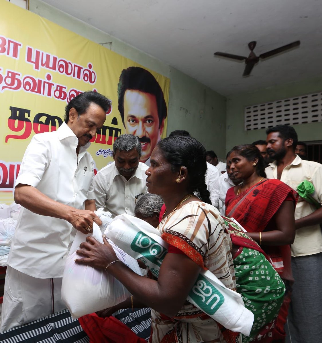 mkstalin's tweet photo. #GajaCyclone பாதித்த திருவாரூர் மாவட்டப் பகுதிகளை இன்று பார்வையிட்டு, பாதிப்புக்குள்ளான மக்களுக்குத் தேவையான நிவாரண உதவிகளை வழங்கினேன். 

பல கிராமங்களில், ‘இழப்பீட்டை ஆய்வு செய்ய அரசு தரப்பில் இருந்து ஒருவர் கூட வரவில்லை’ என மக்கள் வேதனை தெரிவித்தனர். 

இனியாவது அரசு செயல்படுமா? https://t.co/lil235t51m