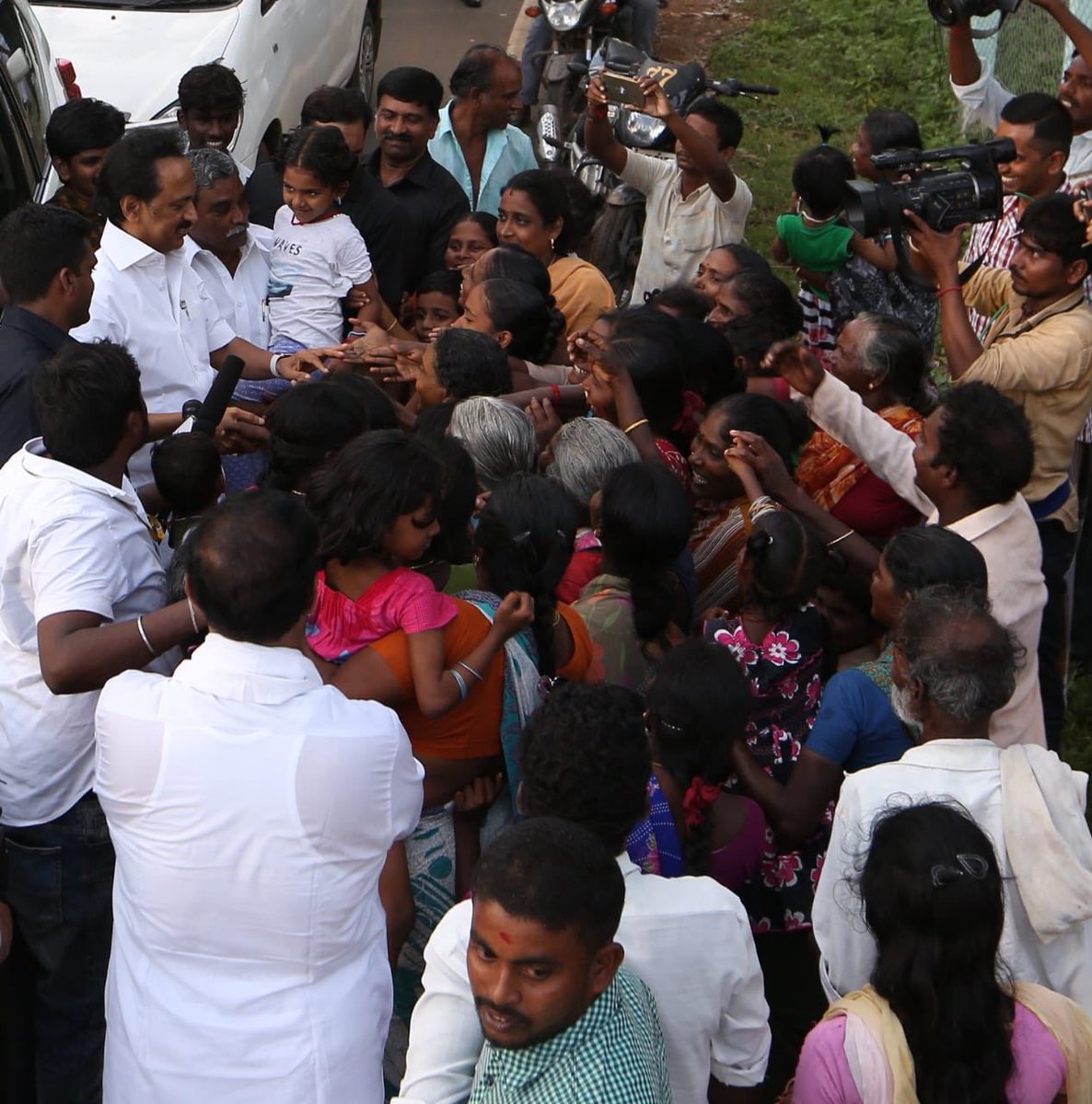 mkstalin's tweet photo. #GajaCyclone பாதித்த திருவாரூர் மாவட்டப் பகுதிகளை இன்று பார்வையிட்டு, பாதிப்புக்குள்ளான மக்களுக்குத் தேவையான நிவாரண உதவிகளை வழங்கினேன். 

பல கிராமங்களில், ‘இழப்பீட்டை ஆய்வு செய்ய அரசு தரப்பில் இருந்து ஒருவர் கூட வரவில்லை’ என மக்கள் வேதனை தெரிவித்தனர். 

இனியாவது அரசு செயல்படுமா? https://t.co/lil235t51m