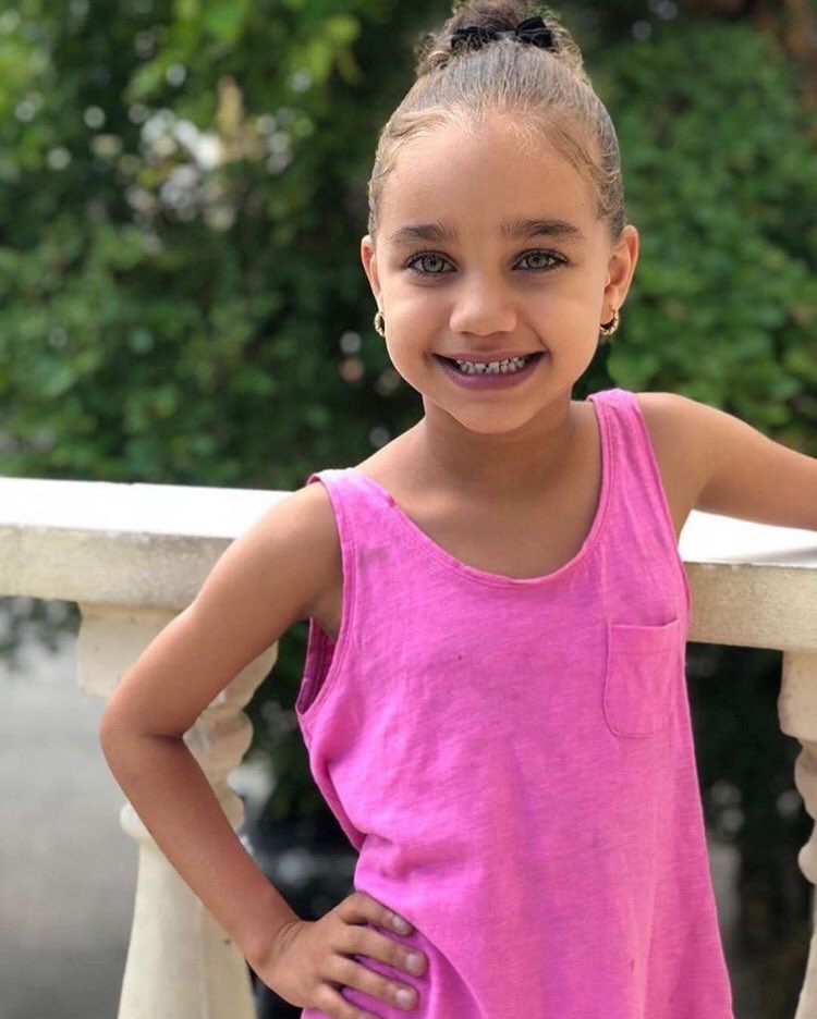 Amigos, necesito de su solidaridad: Solangel Amarante será operada de corazón abierto y a sus padres les urge encontrar 6 pintas de sangre B+.
Están recibiendo donantes en el banco de sangre de CEDIMAT.
Contacto: Nandy Jiménez (849) 848-2309. 
Agradezco sus RT.