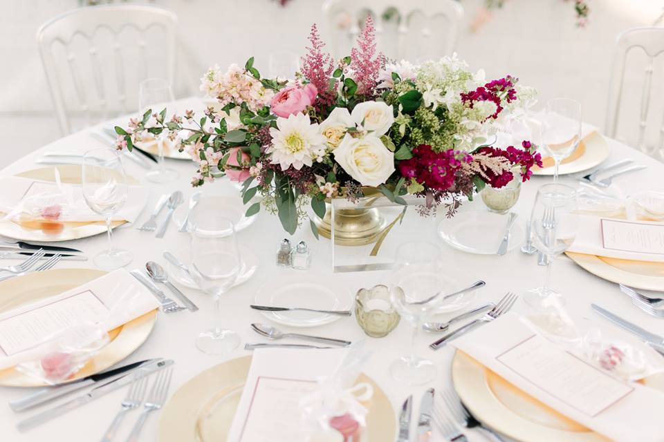 Whether you are looking for rustic chic or glitz and glam, Windy City Linen has a vast inventory of table #linens, napkins, and chaircovers to complete your winter #wedding look. Say "I do" to our #winter-inspired linens! Contact us at 224-279-1500 x 7 to schedule a walk-through.