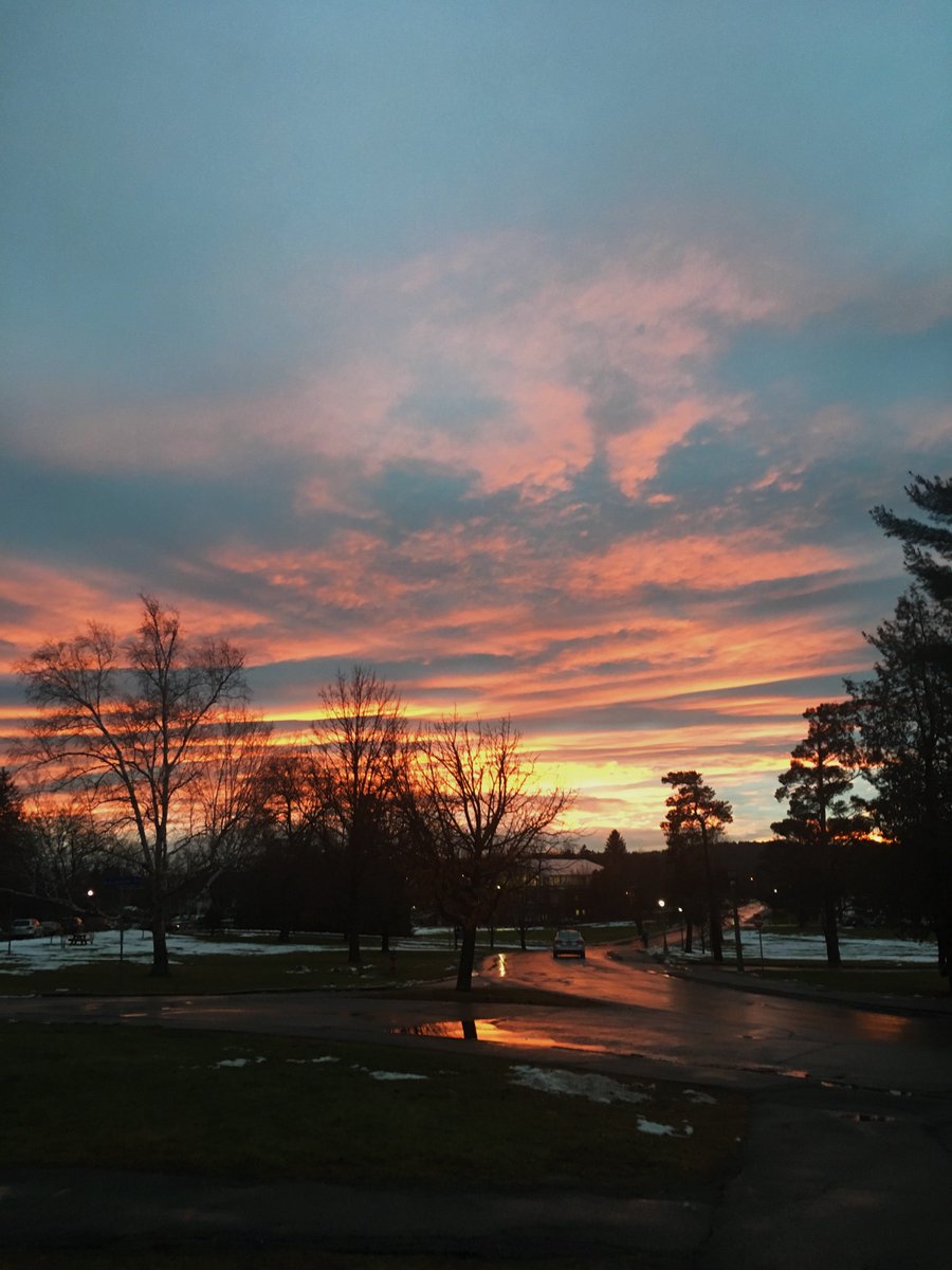 OipUmaine's tweet photo. What a lovely way to end a Monday! UMaine's campus is stunning, especially during the winter! #UMaine #YouAreWelcomeHere #MaineWinters https://t.co/Td0nZHxKXR