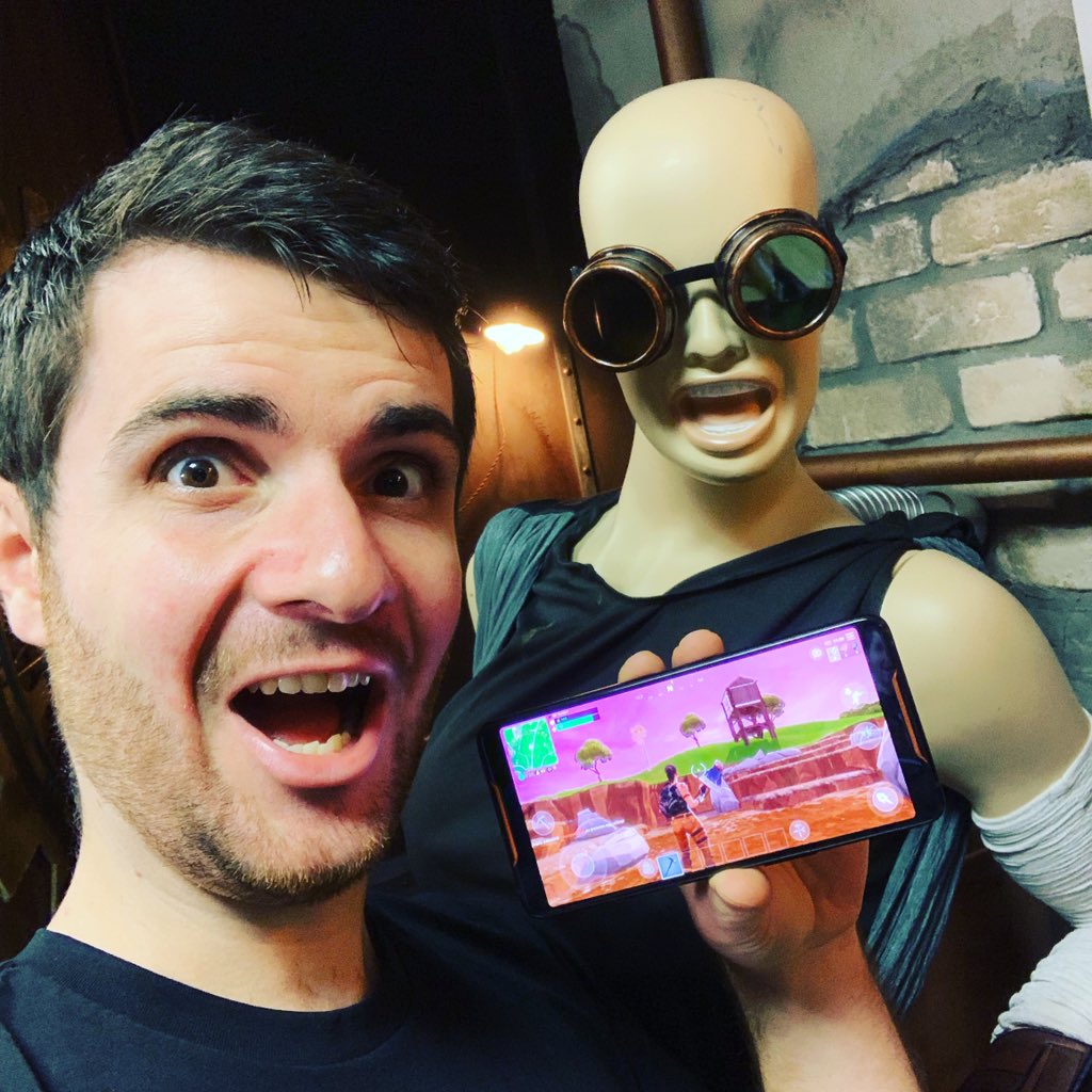 _Amixem's tweet image. [CONCOURS] Un Asus ROG Phone à gagner afin de jouer partout à des jeux indés et peu connus comme Fortnite, #RT + #Follow @ASUS_ROG_FR pour participer ! Bonne chance ! 🤞🤞