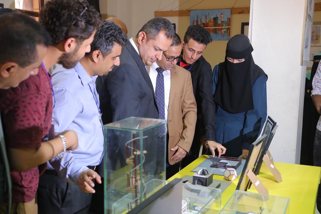 DrMaeenSaeed's tweet photo. نقاش باعث للأمل مع طلبة كلية الهندسة المعمارية بجامعة عدن اثناء زيارتنا لمعرض العمارة والفنون التشكيلية، مستوى متميز للأعمال وأفكار خلاقة ورؤية تدعمها طاقة دفاقة للعطاء ستسهم في بناء الوطن وتعافيه. https://t.co/FJySeNNnco