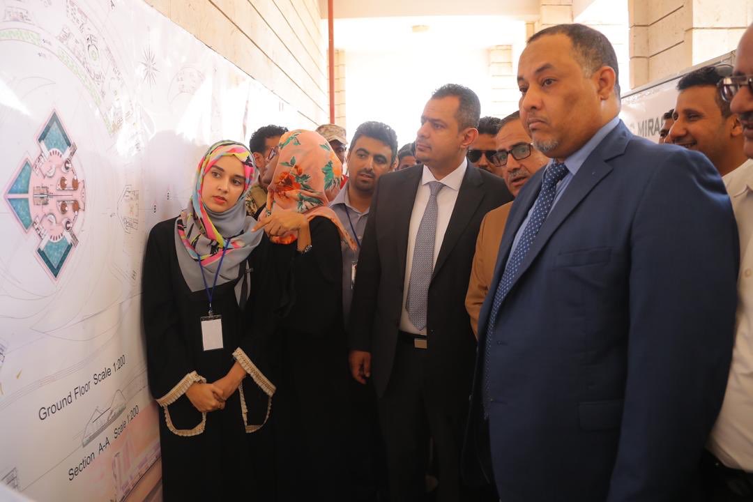 DrMaeenSaeed's tweet photo. نقاش باعث للأمل مع طلبة كلية الهندسة المعمارية بجامعة عدن اثناء زيارتنا لمعرض العمارة والفنون التشكيلية، مستوى متميز للأعمال وأفكار خلاقة ورؤية تدعمها طاقة دفاقة للعطاء ستسهم في بناء الوطن وتعافيه. https://t.co/FJySeNNnco