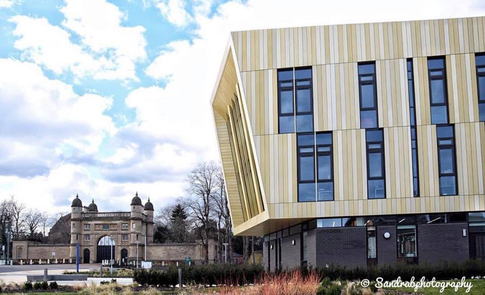 MetCladContract's tweet photo. Metclad is proud to have been part of the award winning AMB in #Nottingham. Its position against the historic Lenton Lodge has transformed the gateway into the city. #architecture #building #cladding #construction #design #roofing #rainscreen #facade #exterior https://t.co/RdOjADSGdh