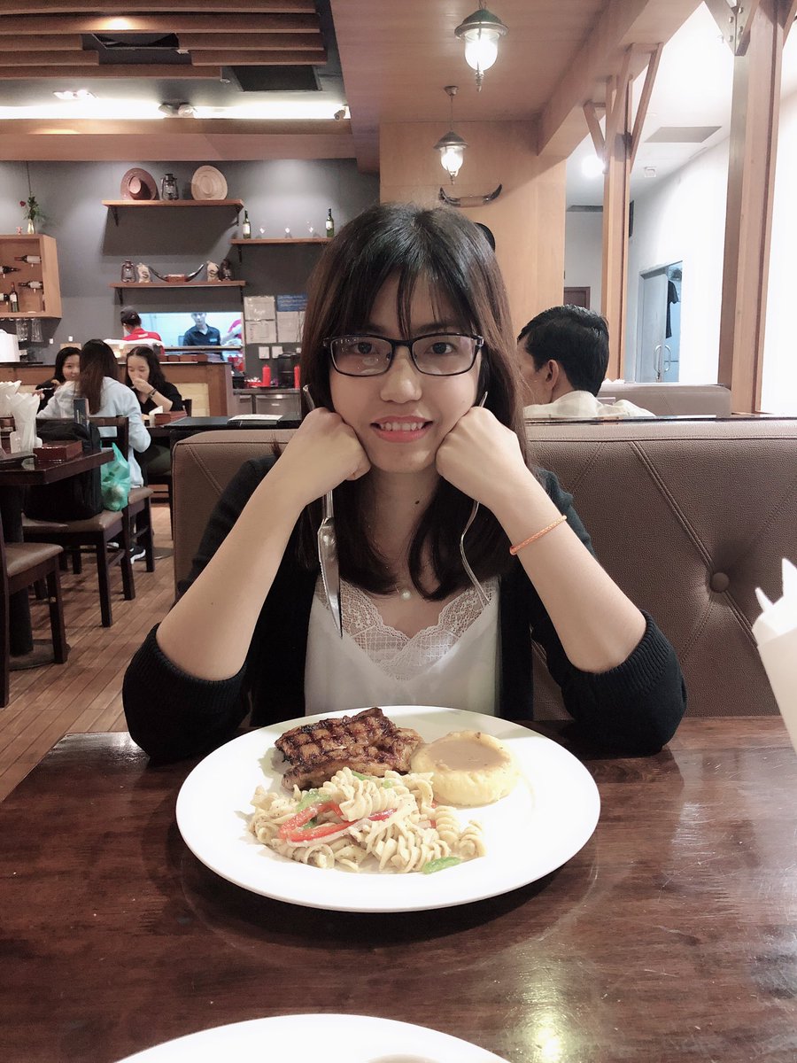 KhaingSuSuHlai1's tweet image. #fierychicken@astonssteakhouse