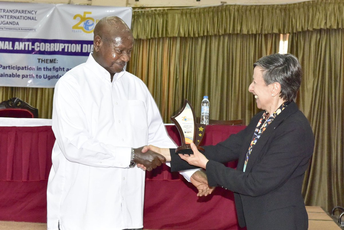 Yoweri K Museveni (@KagutaMuseveni) on Twitter photo 2018-12-04 17:31:43 Was chief guest at the 25th anniversary celebrations of Transparency International, Uganda Chapter, in Kampala. I thank them for giving me an award in recognition of my fight against corruption. Was chief guest at the 25th anniversary celebrations of Transparency International, Uganda Chapter, in Kampala. I thank them for giving me an award in recognition of my fight against corruption.