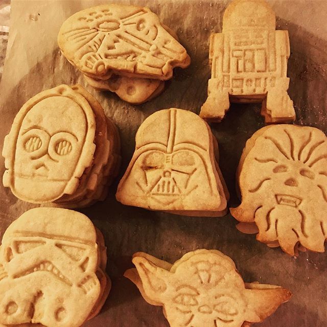 PopPostOfficial's tweet image. It’s National Cookie Day y’all! May the baker be with you! #nationalcookieday #starwars #cookies #baking #starwarscookies @starwars @pop.post @milkbarlab #disney #movie ift.tt/2ASIEgU