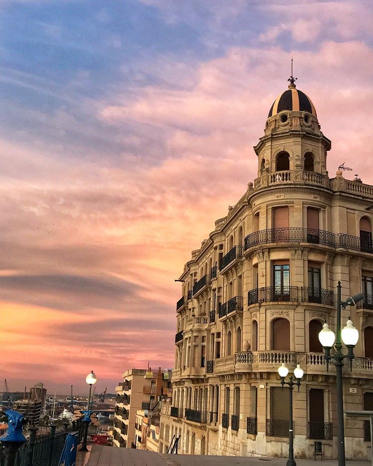 TGNturisme's tweet photo. LA FOTO | Som incapaços de no enamorar-nos cada cop que el Balcó del Mediterrani ens ofereix instantànies com aquesta a #Tarragona. Que tingueu un #BonDijous festiu!
📸 @ joanroca46 (Instagram)
#VisitEUWorldHeritage #SecretMediterrani #TarragonaTurisme https://t.co/uzysJUmpul