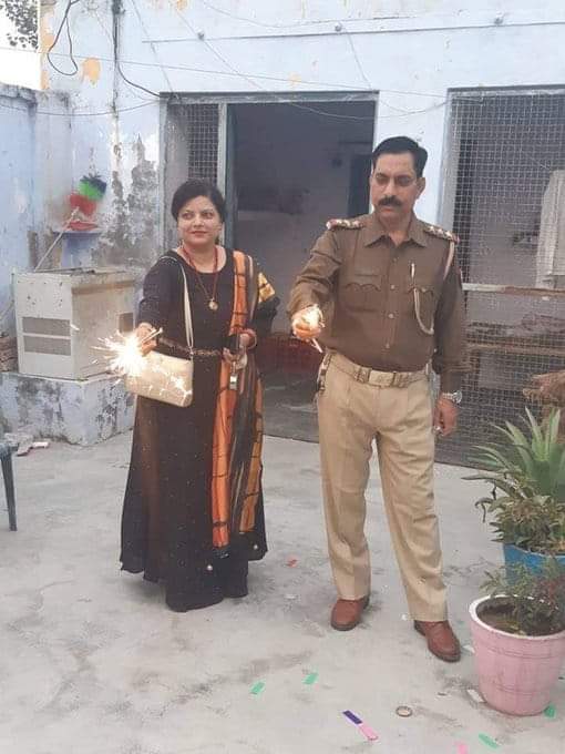 azamhusainpj's tweet photo. बे मौत मारा गया वो किसी का चैनो क़रार था।
बस ख़ता इतनी थी कि वो ड्यूटी पे तैयार था। @Uppolice  @RohitKSinghlko  @pankajjha_  @AzizKavish  @TheSamirAbbas  @ImranTG1 https://t.co/MH1HHJQbzm