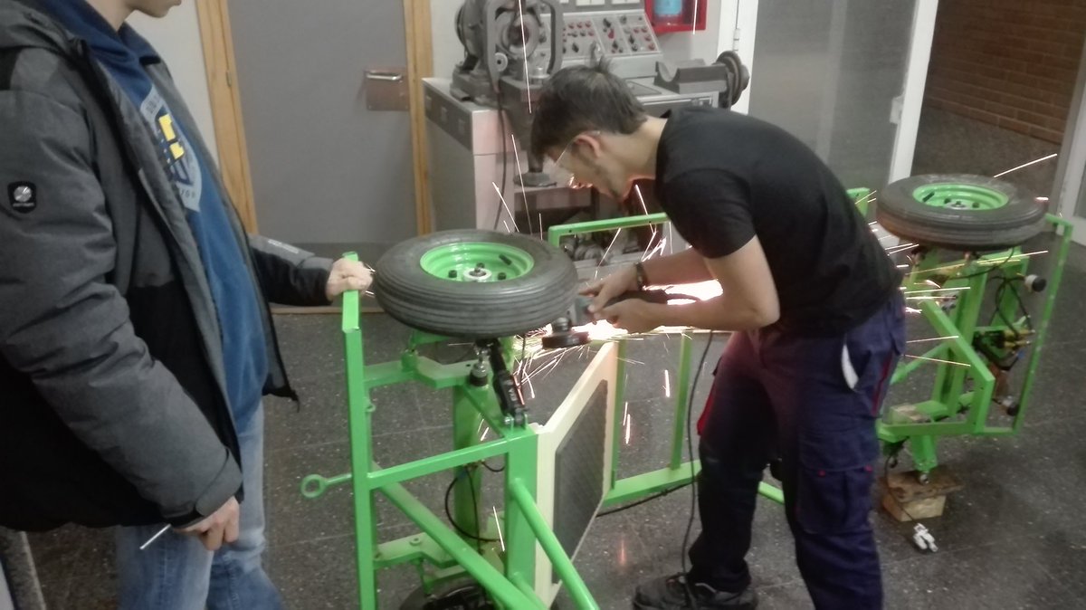 Hiper_Cotes_15's tweet photo. Empezamos la fabricación del nuevo coche para el @hiperchallenge 2019 y la remodelación y mejora del coche del anterior año. Se han probado nuevos diseños de suspensión y chasis en los dos vehículos y los resultados nos dan más confianza y rapidez de fabricación. @IESCotesBaixes https://t.co/kdki62ZGDS