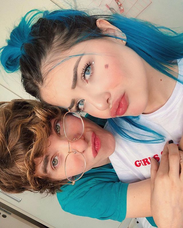 erickmafra's tweet photo. Complete a legenda: “O casal mais______da internet”. Vamos stalkear as melhores, hihi, 💍💘.
.
ps: Tem video especial de natal DOMINGO 11:22 com a Vee no meu canal! 🎅🏻🎄💕 Coloca um alarme! ⏰✨. (link na bio 👆🏻).
.
#veeck https://t.co/nQLUgZ3RgV
