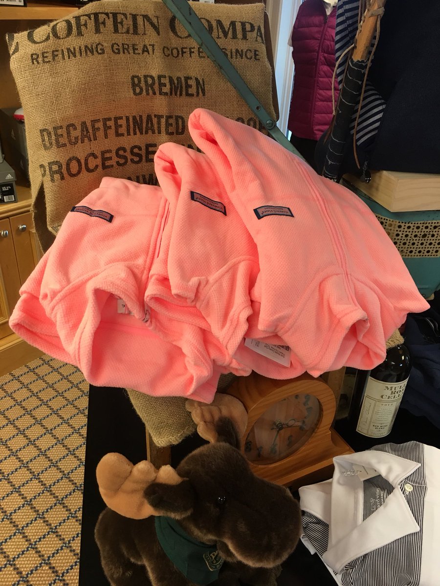 aaronpalen's tweet photo. @vineyardvines ladies arrived 2day &amp; some divots sportswear to complement eachoher. Gr8 layering pieces &amp; casual outerwear for Golf &amp; long walks on the beach. #obxlife #beatgolfshopobx #golfshop https://t.co/LSrRXH4HQa