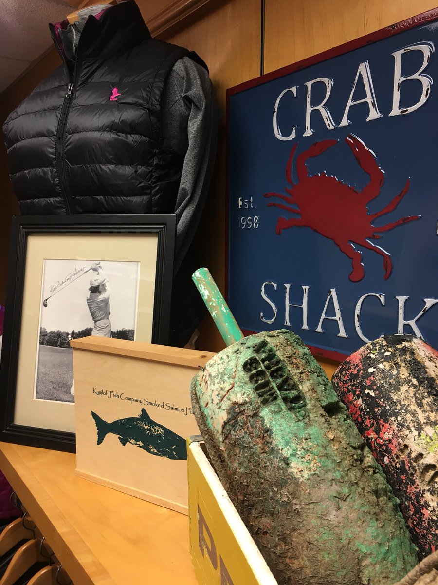 aaronpalen's tweet photo. @vineyardvines ladies arrived 2day &amp; some divots sportswear to complement eachoher. Gr8 layering pieces &amp; casual outerwear for Golf &amp; long walks on the beach. #obxlife #beatgolfshopobx #golfshop https://t.co/LSrRXH4HQa