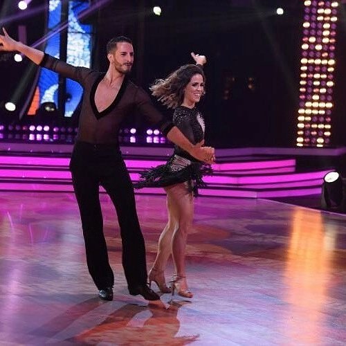 PerolaEFernando's tweet photo. Amanhã tem a final do Dancing Brasil! E a Pérola e o Fernando precisam dos nossos votos. 
Não adianta torcer e não votar! 
Vou deixar o link pra votação fixado aqui no tt pra facilitar pra vcs. 
A votação começa durante o programa, fiquem de olho! 
https://t.co/uu94u0bwC5 https://t.co/67kuETML15