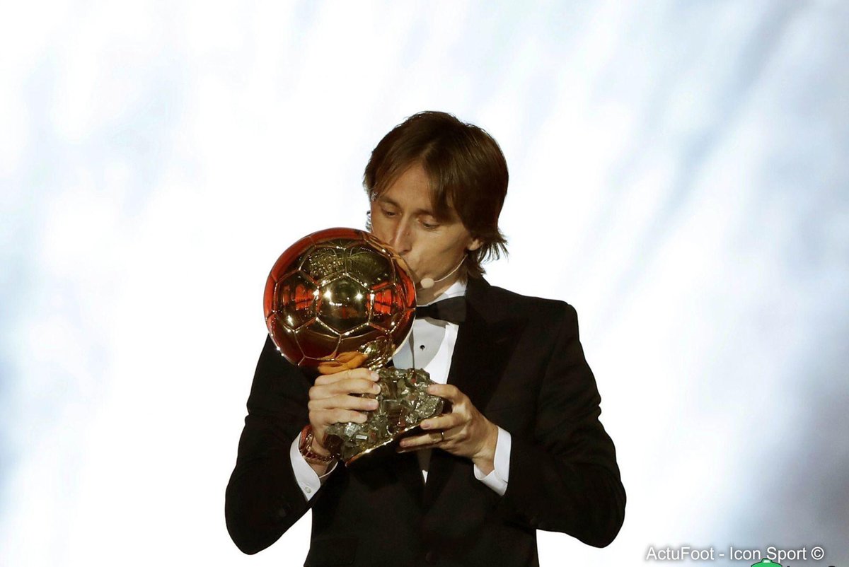 ActuFoot_'s tweet photo. Luka Modric : « Je n'oublierai jamais, lorsque Zinédine Zidane est devenu entraîneur du Real, il m’a dit que j'étais un joueur très important pour lui. Et, surtout, qu'il me voyait comme un joueur qui, demain, pouvait remporter le Ballon d'Or. » (@francefootball) https://t.co/duW0kNbLdq