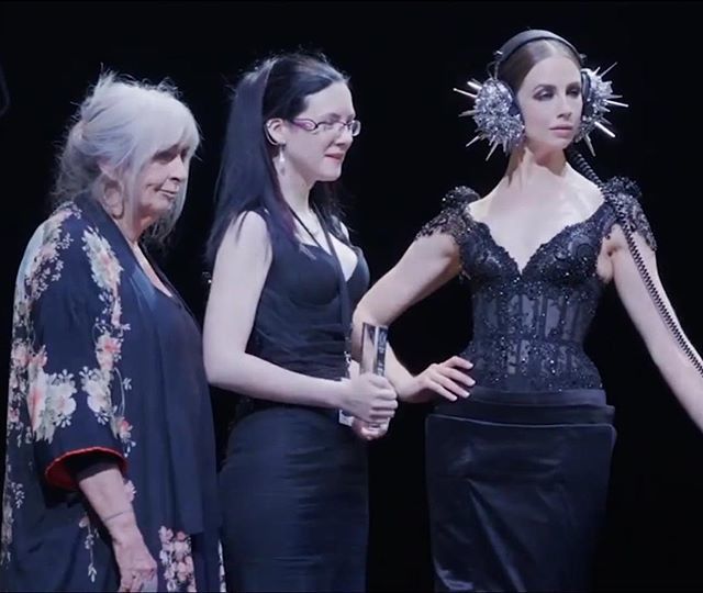 On stage accepting my award for the @worldofwearableart  Avant-garde section.
.
.
.
.
.
.
#melbournedesigner #nataliehutton #claudiasavage #echoplexgoddessofreverb #melbourneart #melbournedesign #australianfashion #australianartists #corset #designer #wo… ift.tt/2RyPMWV