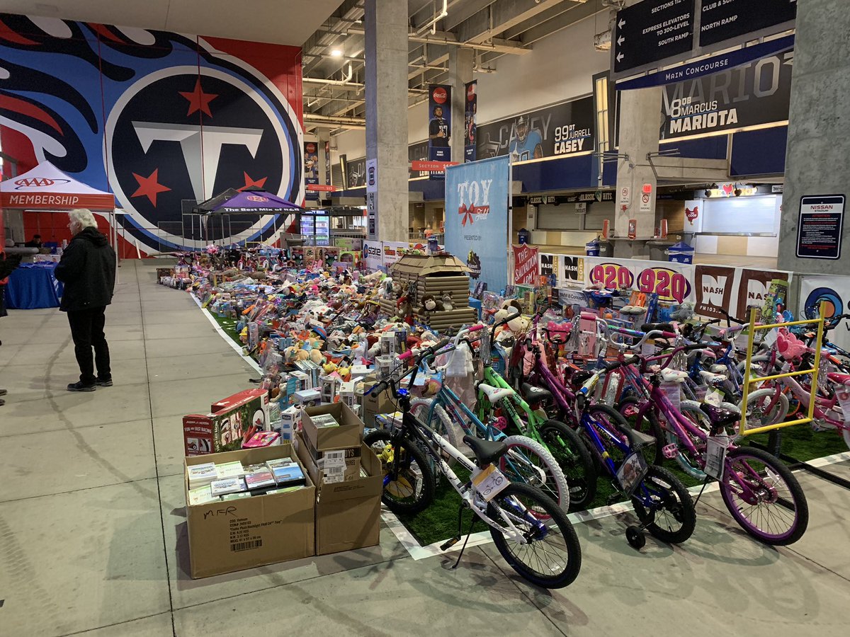 JMartRadio's tweet photo. Incredible. #ToyField2018 as of 4:30. You guys are awesome. @1045TheZone https://t.co/88SS7CfYKU