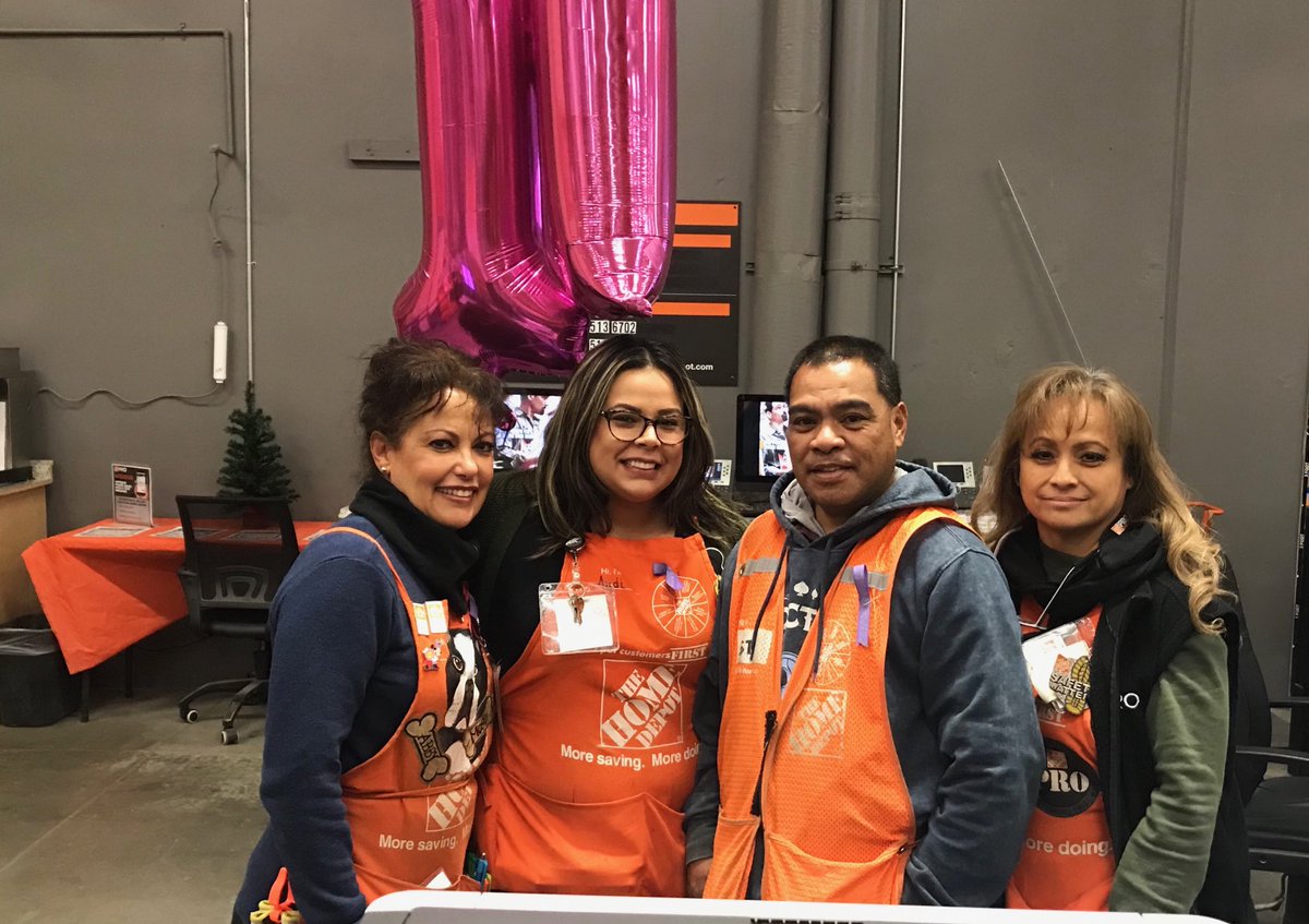 Pro1076's tweet image. This is the dream team! Our desk is a $1M  desk ... these girls + our amazing PA Erin have done $5.3 M this year and  Isto has loaded it all !!! #1076proladiesrock ⁦@vanessaaramos1⁩ ⁦@TonyFonseca1076⁩ ⁦@bwoodjessthd⁩