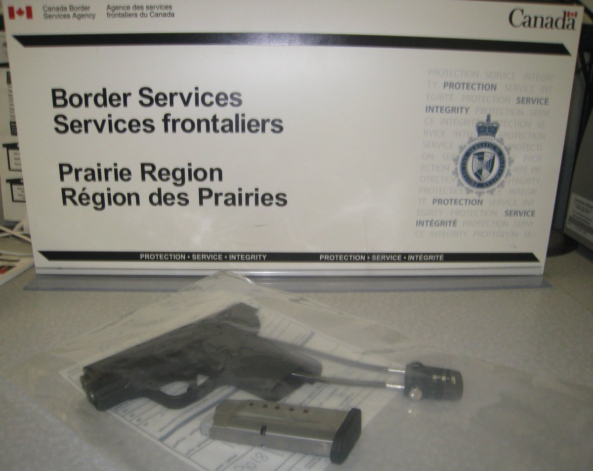 CanBorderPRA's tweet photo. On Nov 23, #Emerson officers seized this 9mm pistol from a #NorthDakota man. U.S. travellers, remember to declare all firearms, weapons and ammunition upon seeking entry to Canada, or better yet, leave them at home. #LeaveYourHandgunsAtHome https://t.co/k3hWntrGjI https://t.co/T5aVwmcT7d