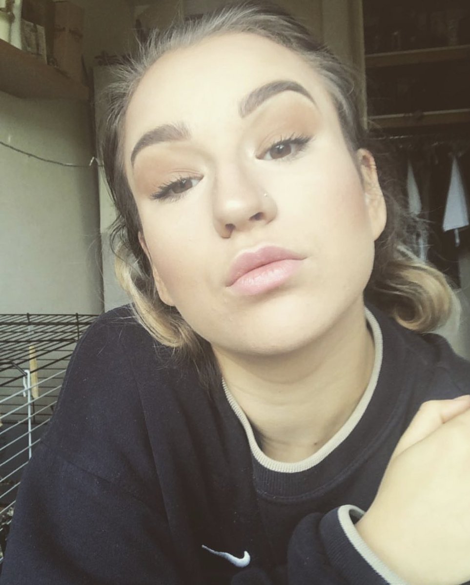 EXPLICITHARMOS's tweet image. Messy hair don’t currrr (ps. I am alive. I am bouncing. I am a spring chicken)