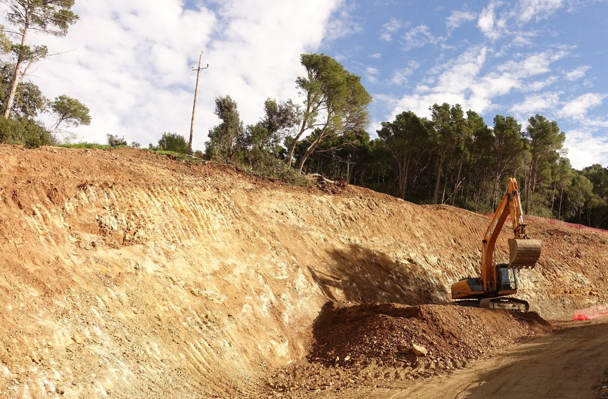 Està planificat un nou hotel i 52 segones residencies en l’últim bosc a tocar de la platja de Sa Riera. Ja han talat molts arbres i han mogut milers de m3 de terra. Tot plegat sense cap estudi d’impacte ambiental, ni d’integració paisatgística #SOSAiguafreda #SaRiera #Begur