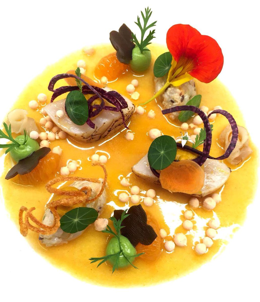 Christi64446441's tweet photo. 🇩🇪 DEUTSCHLAND / München
Tohruna Kamura Werneckhof by Geisel, München
Jakobsmuschel | Karotte | Vogelbeere und geröstete Kombu 
#meyersguide #findining #gastronomie #seafood https://t.co/Fpmcr4Imzc