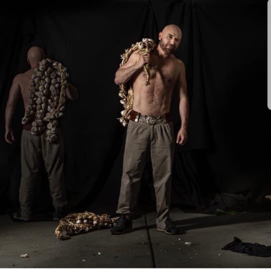 Pero después... ahora solo dejo esto. Regio posando en un calendario pornogastronomico. Que nos pasa como sociedad!? Que título le pondrías?