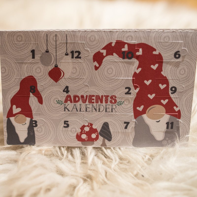 SewingElch's tweet photo. Ein Adventskalender mit Fotos - eine tolle Alternative zu Schokolade. Perfekt für Freunde und Verwandte, die weiter weg wohnen - einfach in den Umschlag stecken. So ist jeden Tag Freude garantiert #Adventskalender #bastelnmitpapier #plotten #sewingelch https://t.co/zqQGmVkWxt https://t.co/5Il20LU1W9