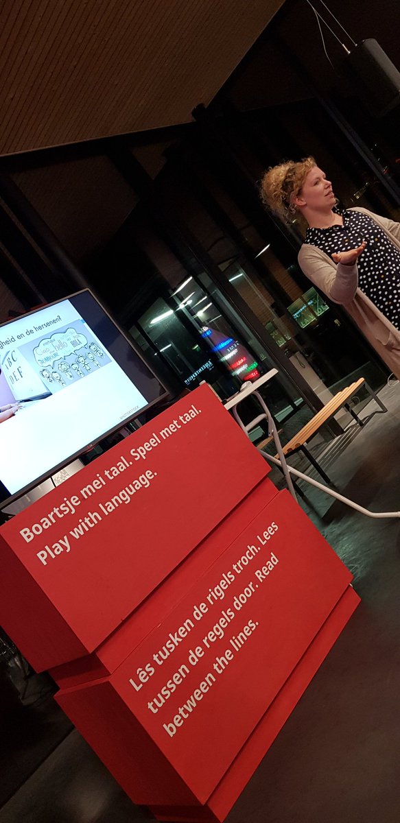 Bij de allerlaatste #stimmen-lezing vanavond in de #OBE in Leeuwarden. Hanneke Loerts vertelt over #meertaligheid en de #hersenen @LanfanTaal <a href="/minoritiesNL/">Minorities</a>