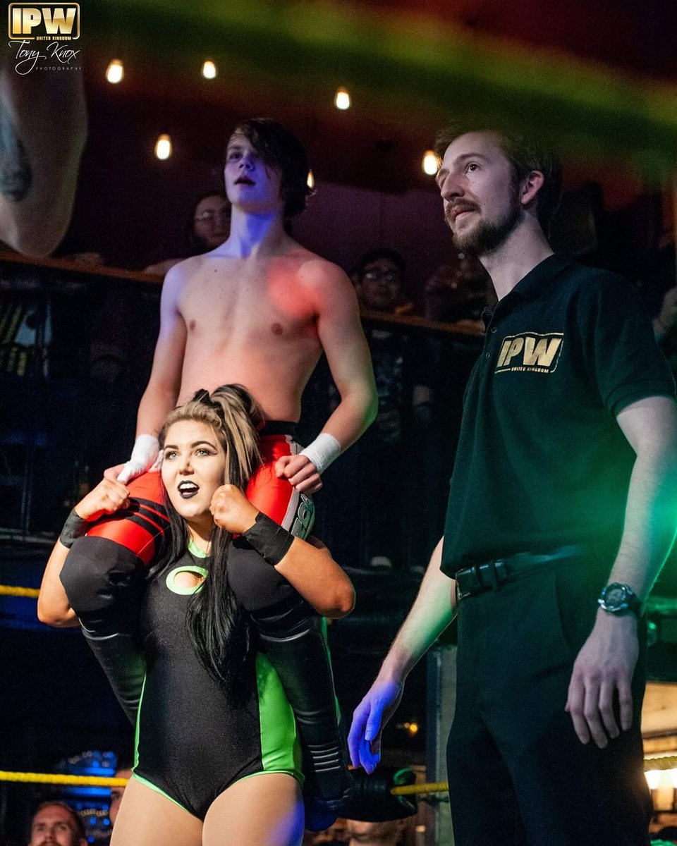JGreenwoodRef's tweet photo. Here I am with the world's tallest wrestler. The power of @Joe_Nelsonuk and @Charli_Evans1 making #ChelsonJevans
πΈ @tonyknox @ @IPWUK
#Wrestling #BritWres #IPW #CharliEvans #JoeNelson #TuesdayNightGraps #TNG #Scrubs #Referee #Wrestler https://t.co/lx0aPVGh1w