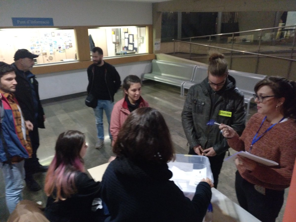ForaCatBorbo's tweet photo. Tanquen les urnes! Comença l'escrutini... A les 21h resultats definitius! Una gran jornada la d'avui. ✊😊
📢PRESENTACIÓ DE RESULTATS
⌚21h
📍UB Raval
T'ho perdràs? 💃🕺
#ReferendumUB
#ReferendumUPF
#Republica
#NoPassaran #NoPasaran https://t.co/yZD2bVHCza