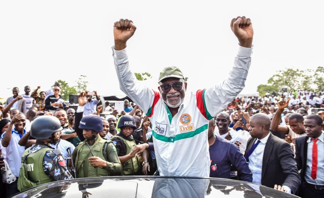 OndoAPC's tweet photo. FLASH: It was a Carnival like rally in Akure, Today, as over 16,000 members of the Federal Govt. N-power Beneficiaries declared their total support for the re-election of President @MBuhari

Governor @RotimiAkeredolu, SAN, was there to express his deepest gratitude. #NextLevel https://t.co/St9N56WmLt