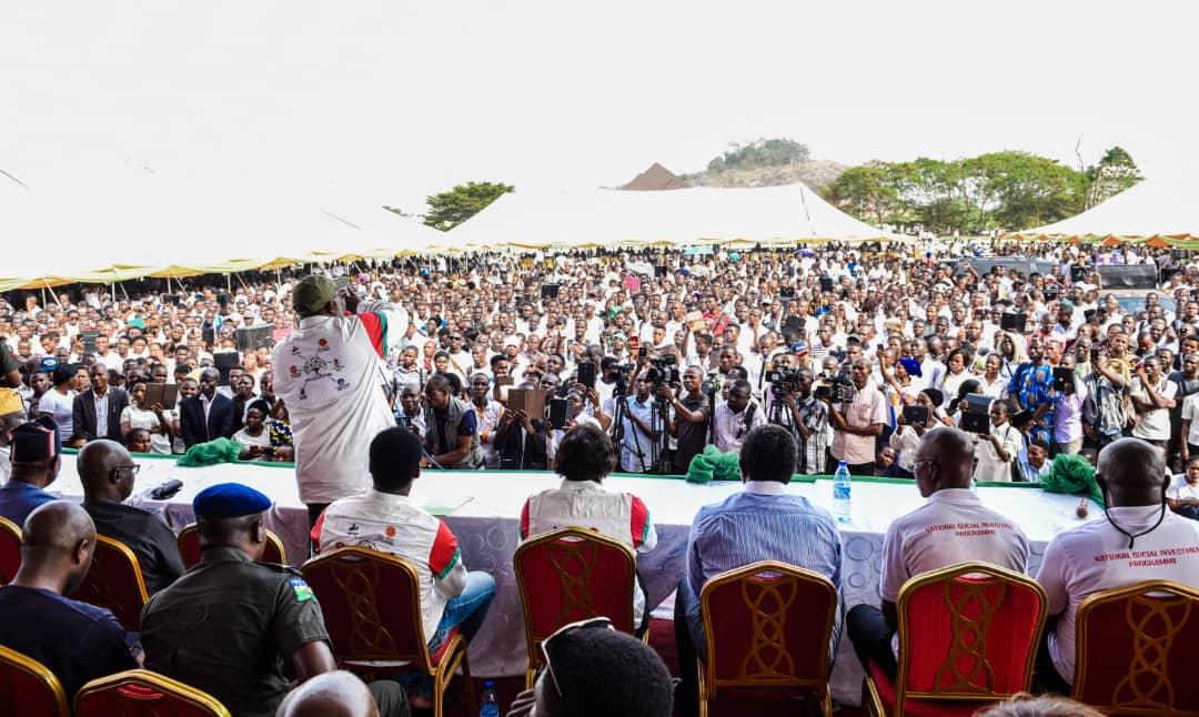 OndoAPC's tweet photo. FLASH: It was a Carnival like rally in Akure, Today, as over 16,000 members of the Federal Govt. N-power Beneficiaries declared their total support for the re-election of President @MBuhari

Governor @RotimiAkeredolu, SAN, was there to express his deepest gratitude. #NextLevel https://t.co/St9N56WmLt